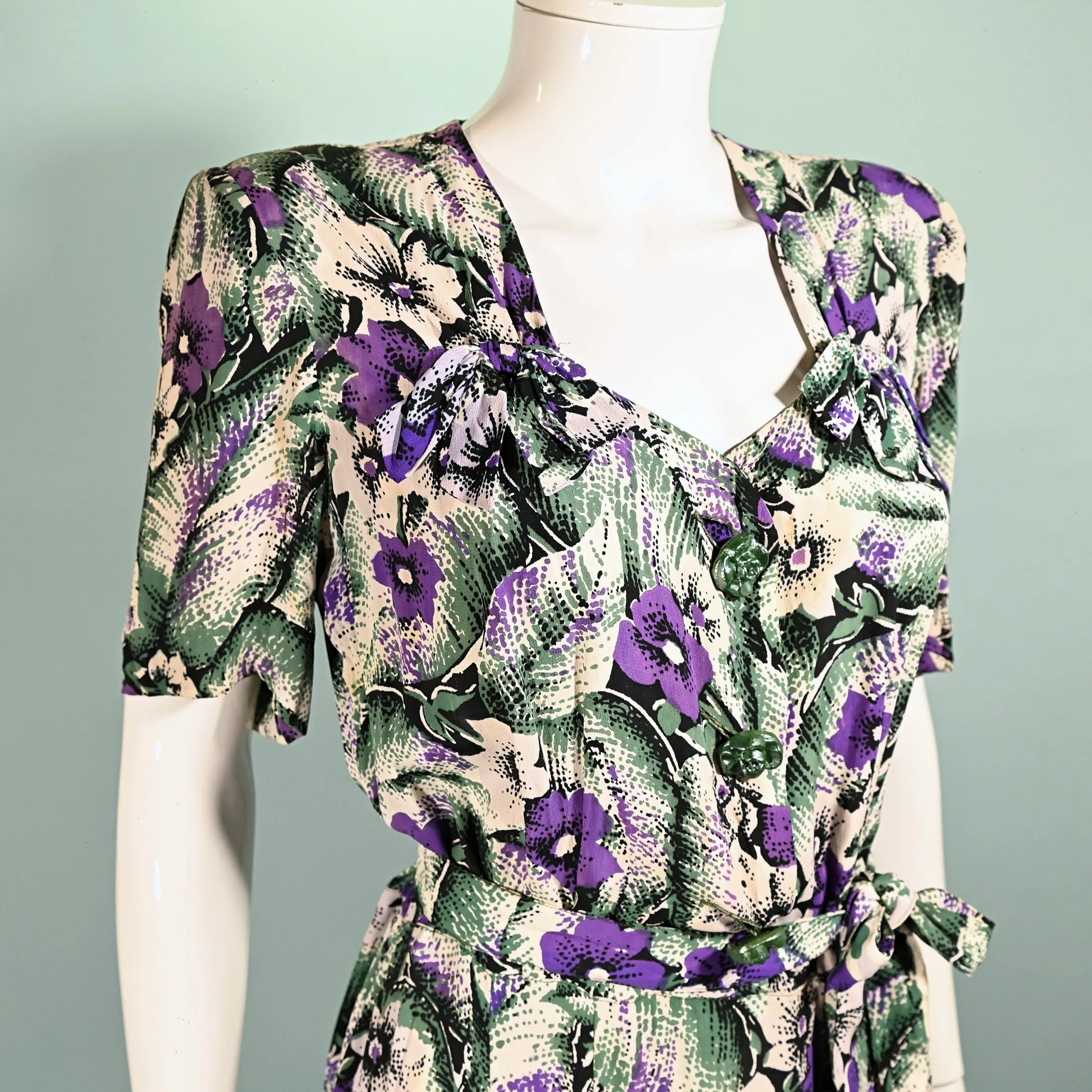 SOLD Vintage 40s Rayon Tropical Print Dress w/Flaws M